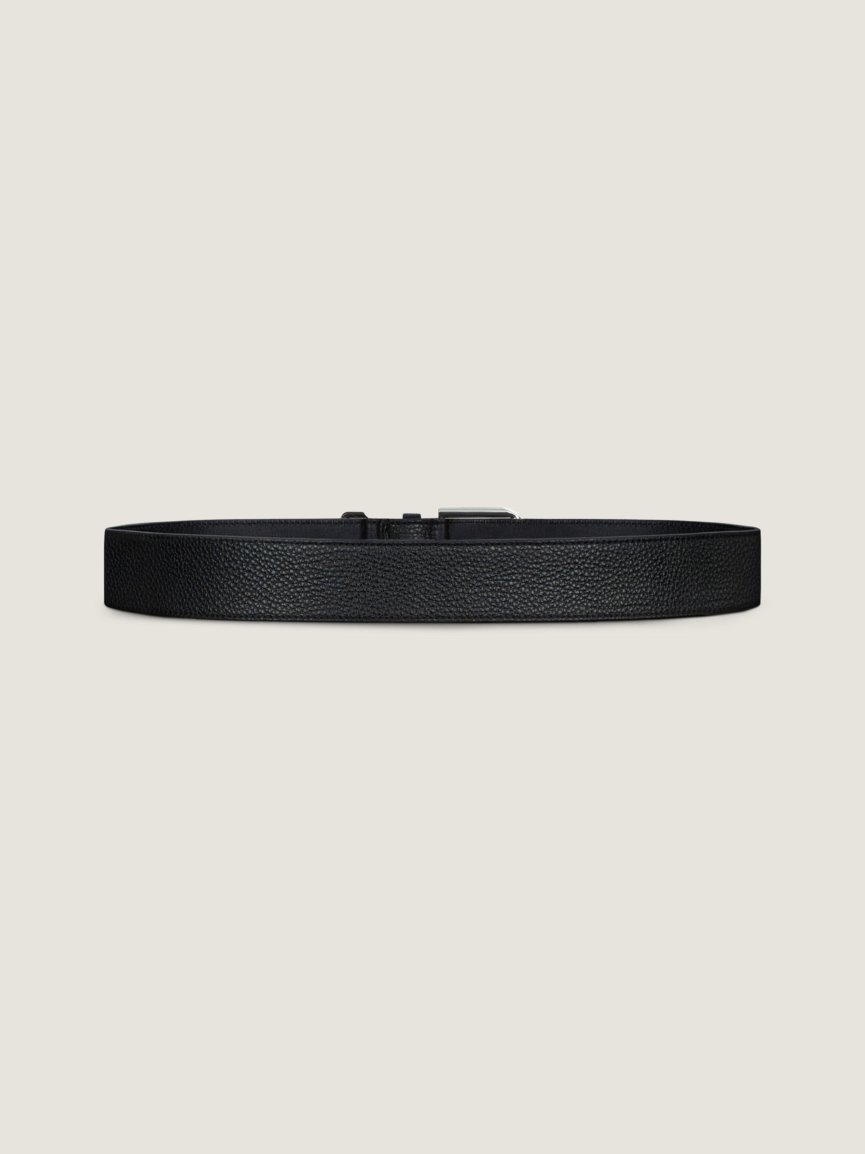 Long belt in grained leather